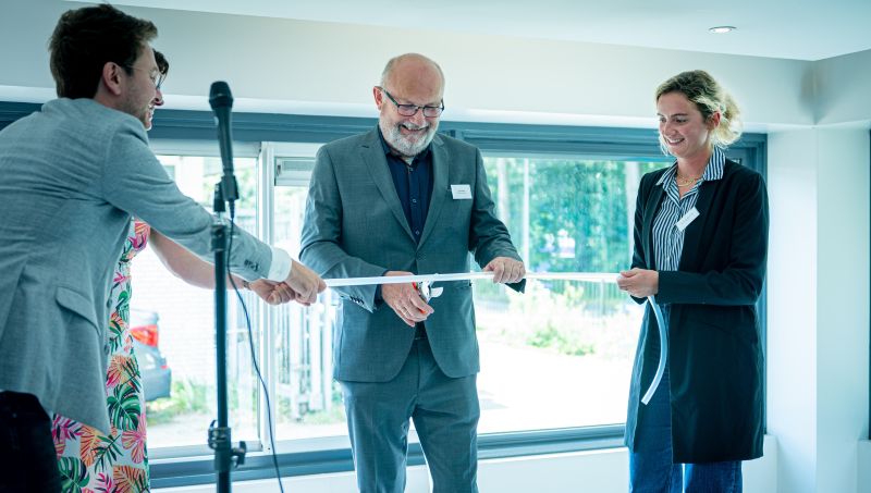 Officiële opening retour- en recycleservice Hitma door Jan Hazen, wethouder Economische Zaken van de gemeente Uithoorn.