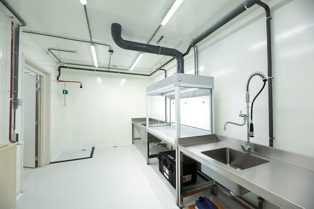 Langs de 5 meter lange achterwand bevindt zich een 1,5 meter brede VARIO-Flow-kast, die gevaarlijke dampen gecontroleerd afzuigt