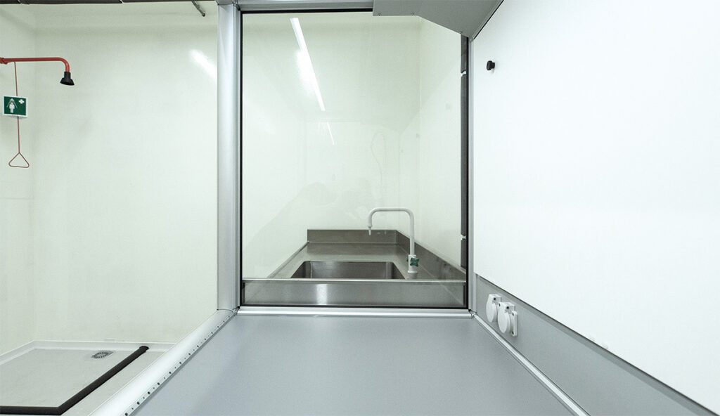 VARIO-Flow werkplek van binnenuit, let op de ventilatieopeningen (links) die het schoneluchtgordijn inblazen