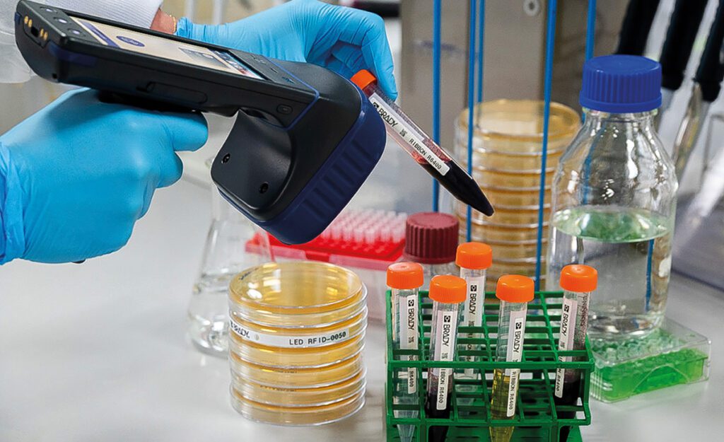 Voor labs die jaarlijks tonnen uitgeven aan chemicaliën en personeel, kan RFID-labeling zich vaak binnen 1-2 jaar terugverdienen