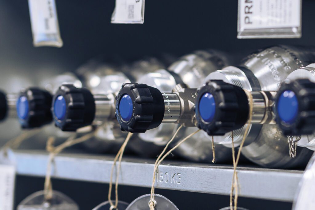 De verschillende gassen dienen als referentiemateriaal of worden voor externe bedrijven of wetenschappelijk onderzoek gemaakt