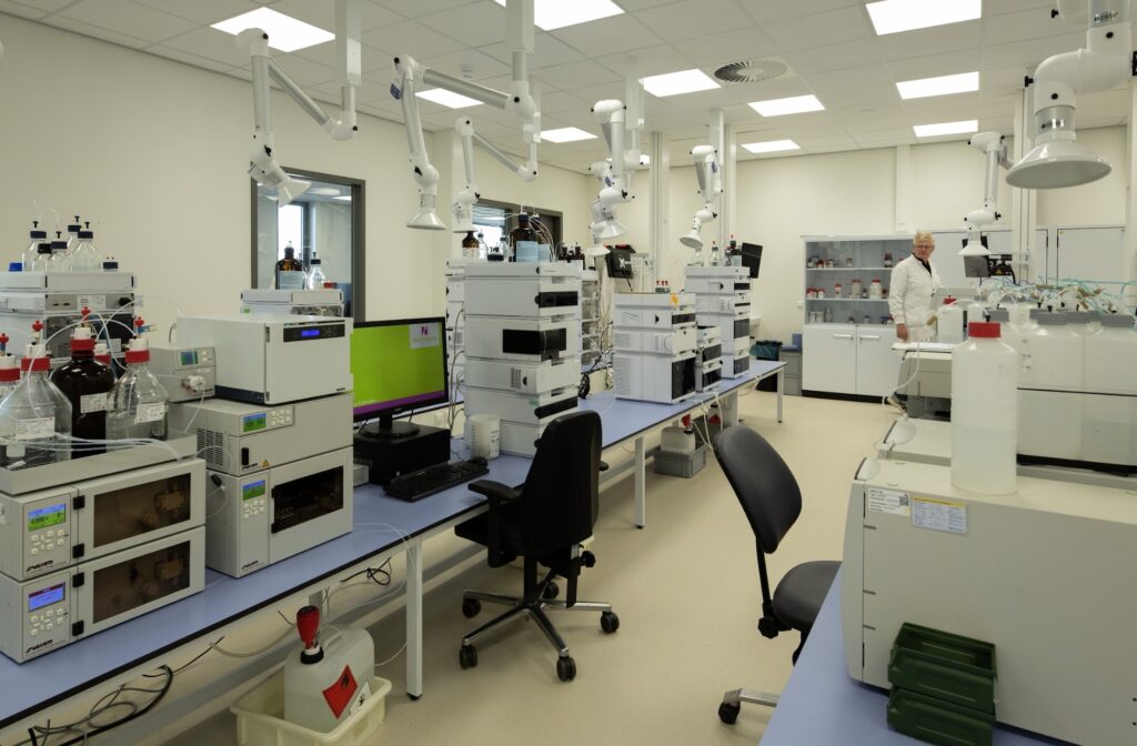 Chromatografielab met een keur aan HPLC-apparatuur