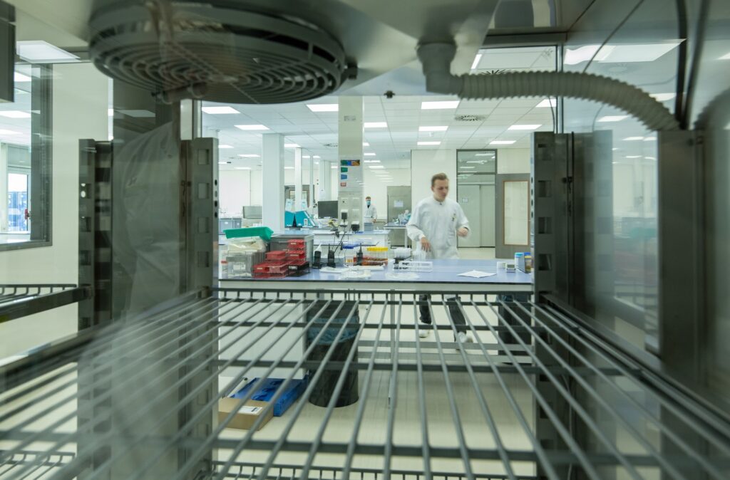 Zicht op het microbiologielab