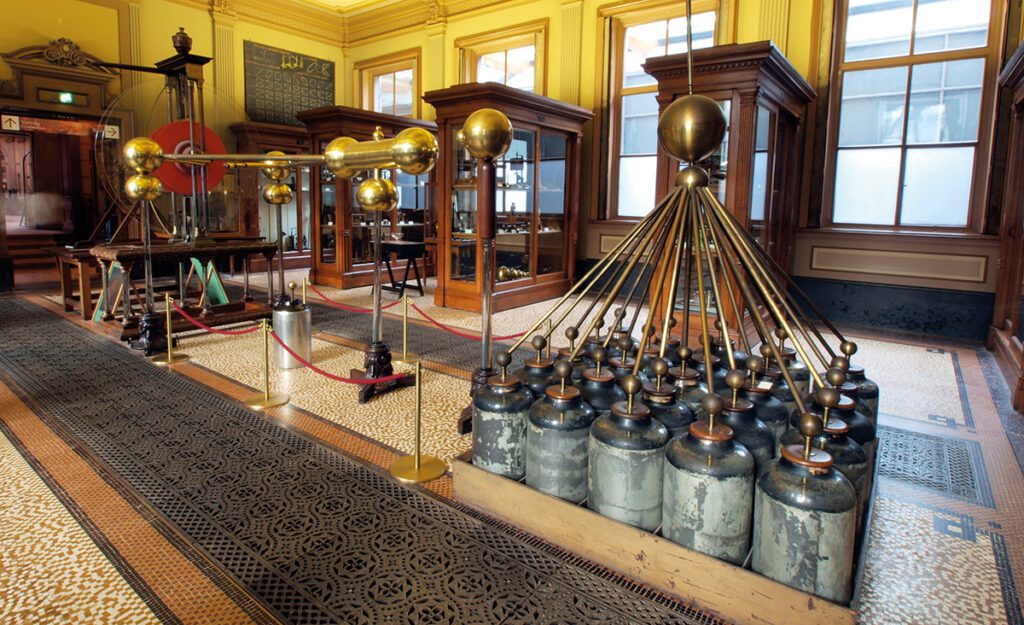 Grote elektriseermachine in het Teylers Museum met een batterij Leidse flessen op de voorgrond