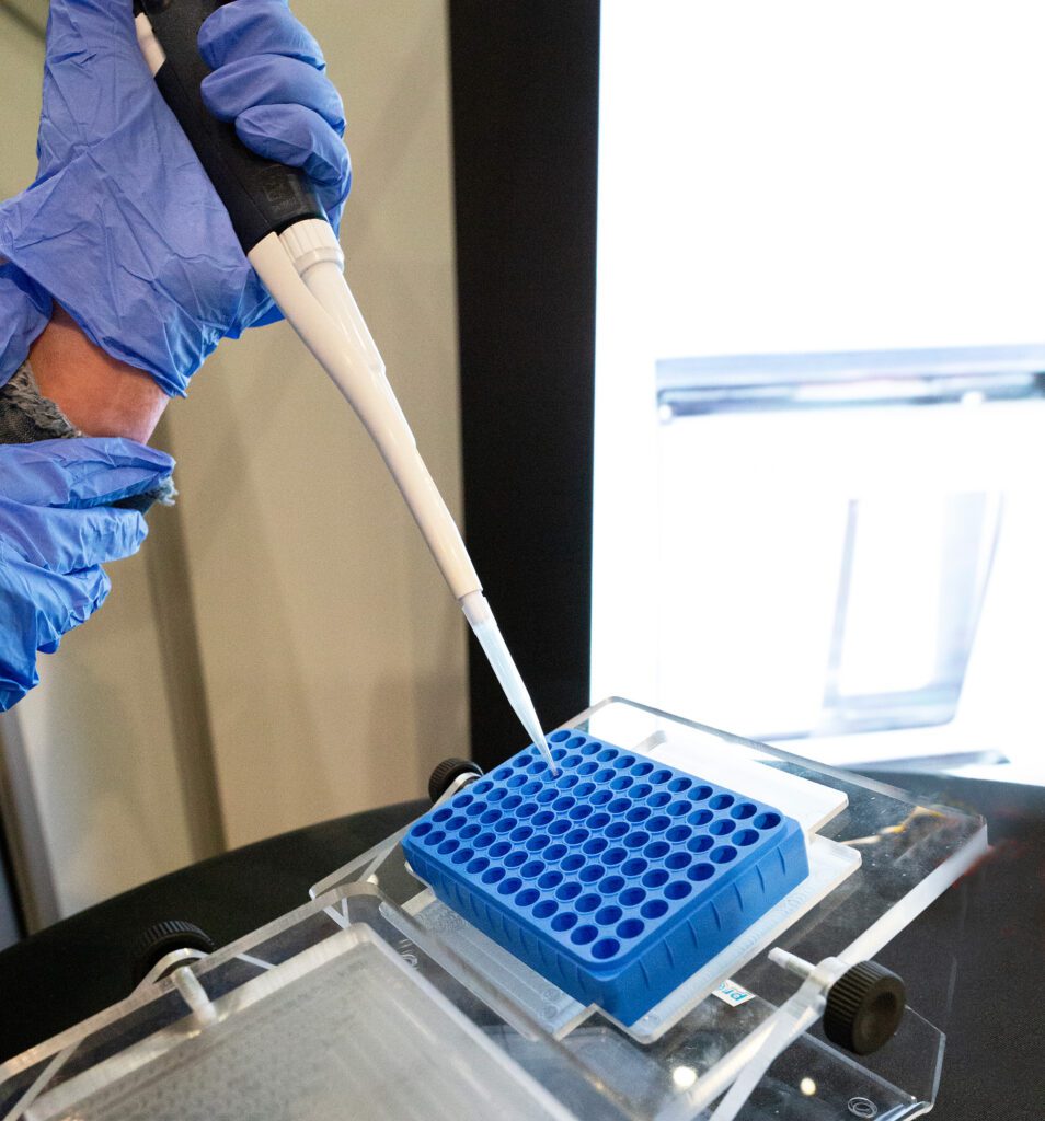 Nicole Schenk demonstreert een pipetteerhandeling: “Het begint allemaal met de aanschaf van de juiste pipet voor je laboratorium.”