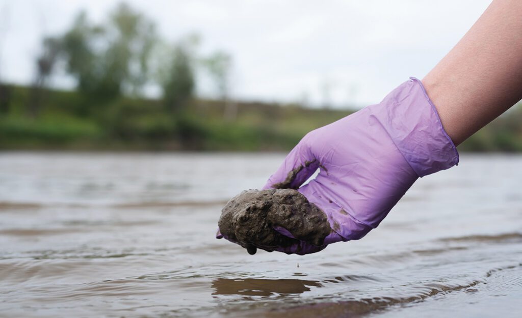 Vervuild slib in een slibdepot