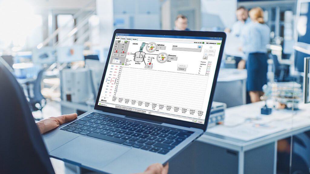 Met zelf ontwikkelde software is het mogelijk de mantel-, proces- en damptemperaturen, de interne druk en de roersnelheid van alle reactoren direct op het scherm uit te lezen en vast te leggen