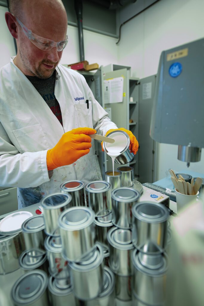 Jilles van der Roest, technisch specialist R&D, mengt verfmonsters om diverse eigenschappen als viscositeit, vloei en droging te kunnen testen
