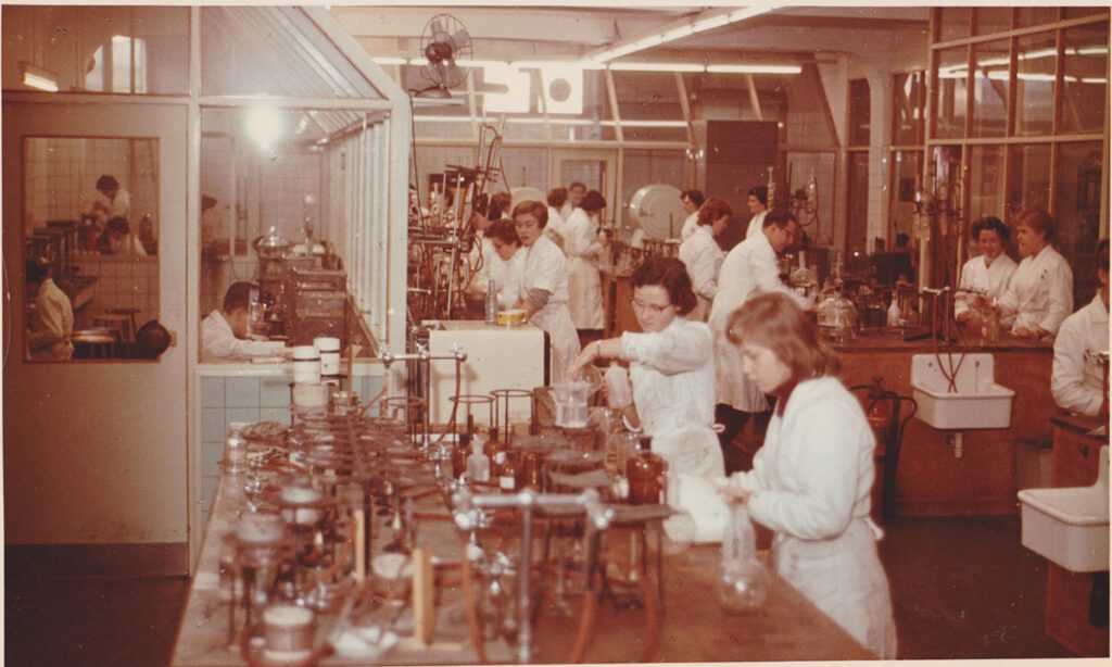 Het interieur contrasteert sterk met het moderne lab: warme sepia-tonen en veel hout zorgen voor een sfeervol, maar weinig praktisch geheel