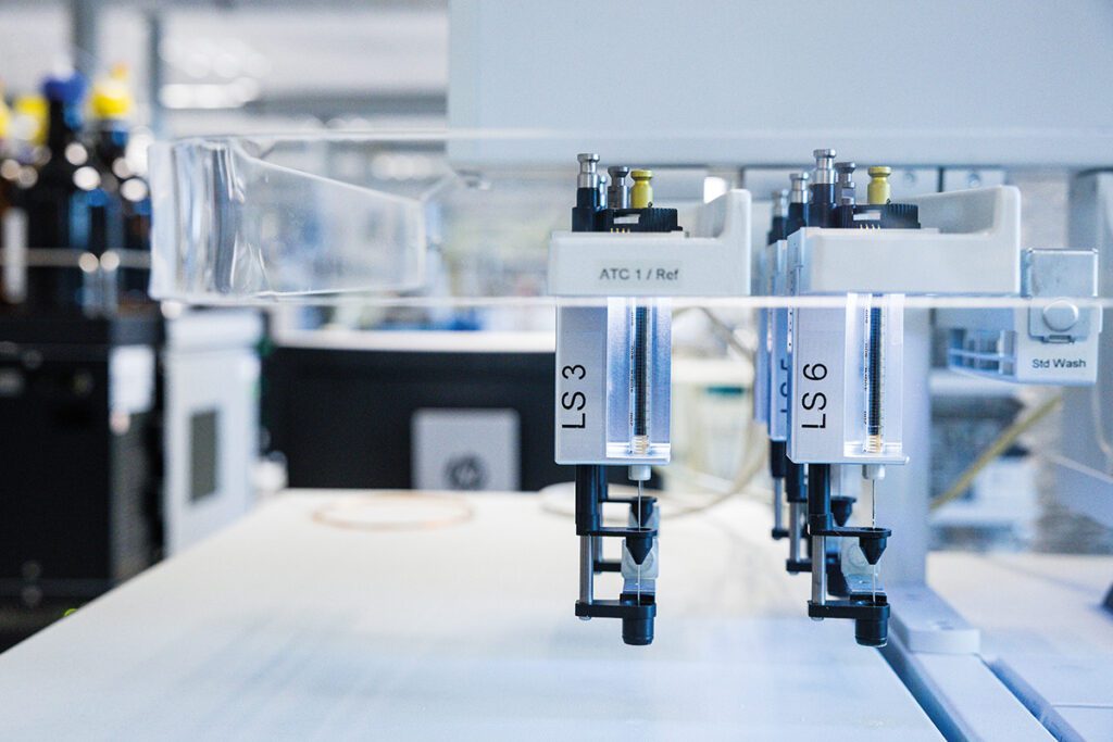 Deze drie toolchangers worden gebruikt voor 9 spuiten bij de monstervoorbereiding voor de mcpd-analyses en nemen veel manueel werk over