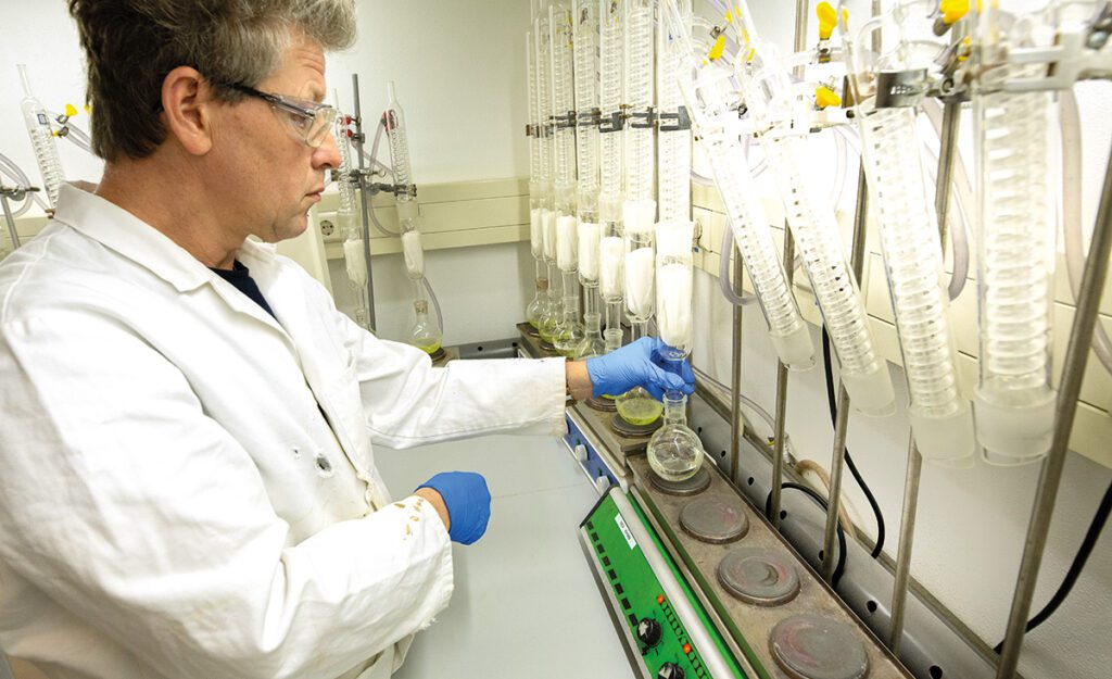 Phillip Thijsse in de hoekopstelling voor de Soxhlet-analyses