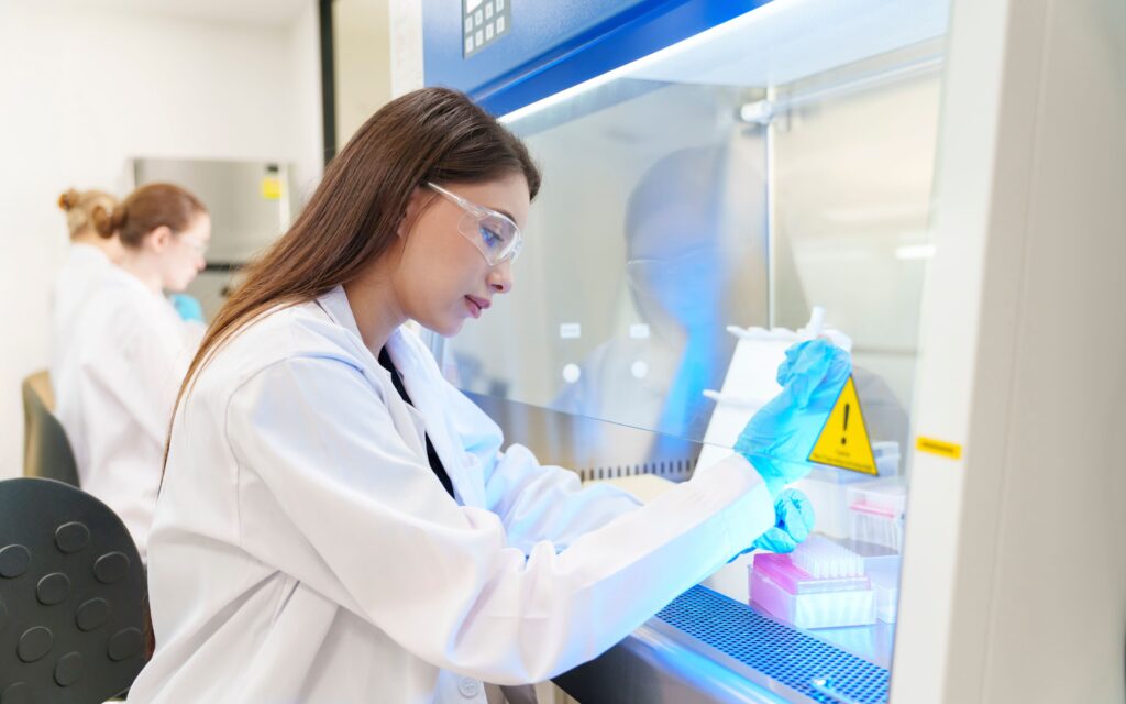 Article image of: Aseptisch werken in biosafety cabinet: praktijkkennis centraal op WoTS 2026