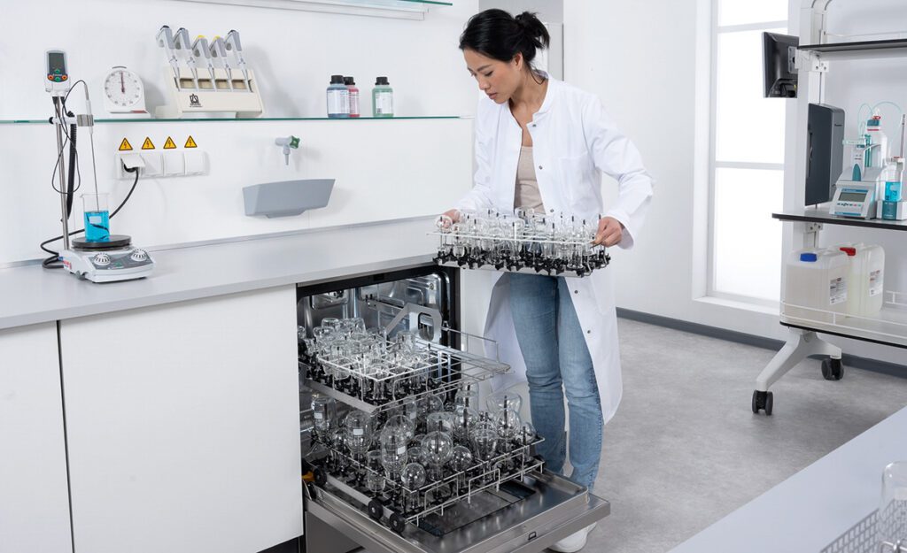 De functie ‘EasyLoad’: rekken en inzetten die glaswerk automatisch in de juiste positie brengen en tegelijk flexibel blijven