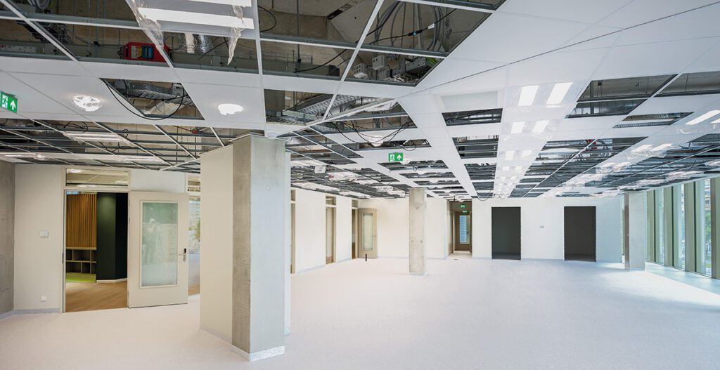Een van de laboratoriumverdiepingen vóór de inrichting