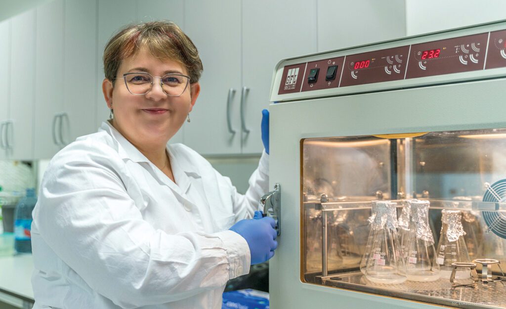 Dr. hab. Ewa Olenska van de Universiteit Białystok bij een incubator met bacteriemonsters