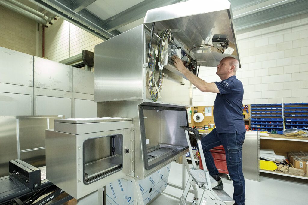 Een technicus legt in de productie bij The Baker Company de laatste hand aan een isolator