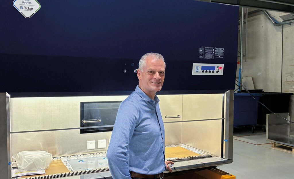 Joan Plas, teamleader sales bij een door The Baker Company, in partnerschap met Rapp-Iso, ontwikkelde microbiologische veiligheidswerkbank voor de bereiding van medicatie ten behoeve van de nucleaire geneeskunde