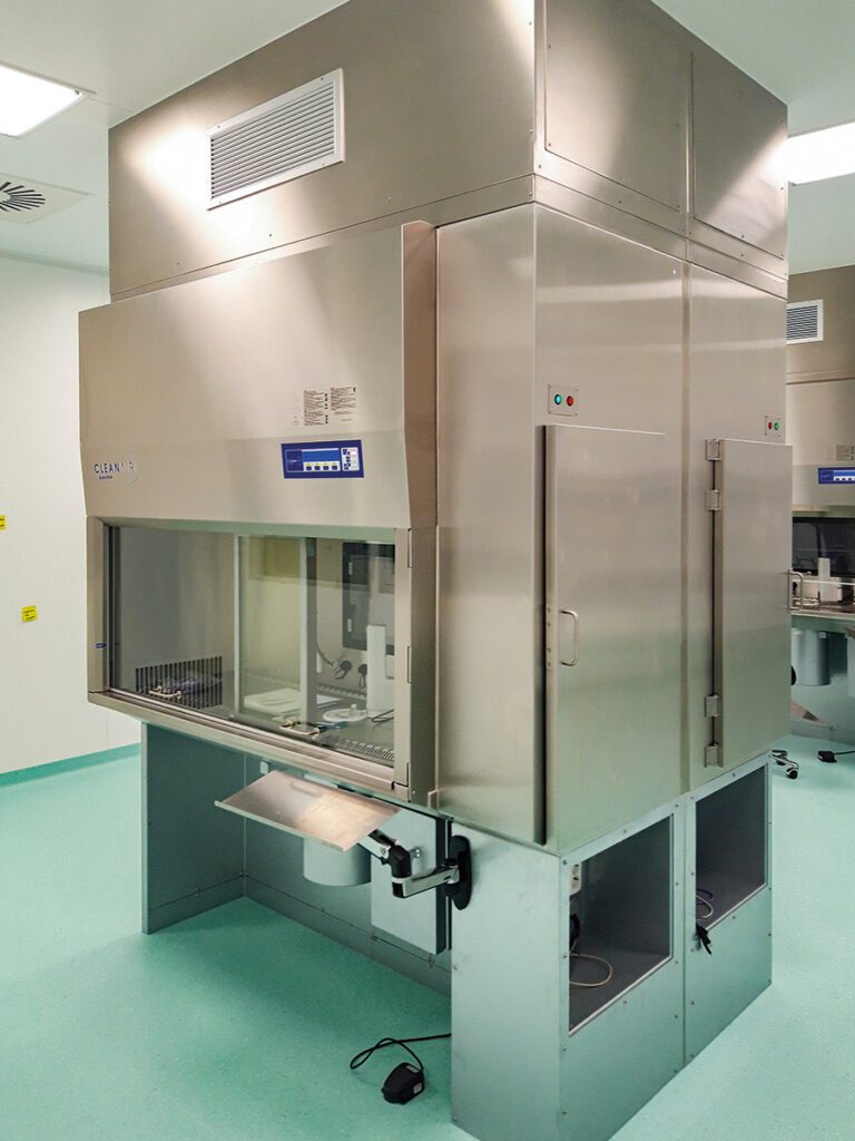 Opstelling met veiligheidskabinetten voor de bereiding van radiofarmaca in het laboratorium van GE Healthcare in Leiderdorp