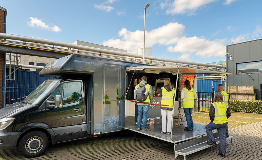 Deelnemers aan de opleidingsdag bezoeken de asecos mobiele showroom