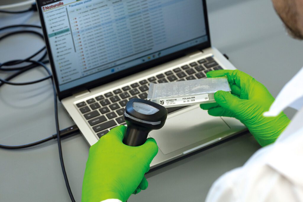 Inscannen van een PCR-plaat; het scherm van iLES laat alle verrichtingen zien