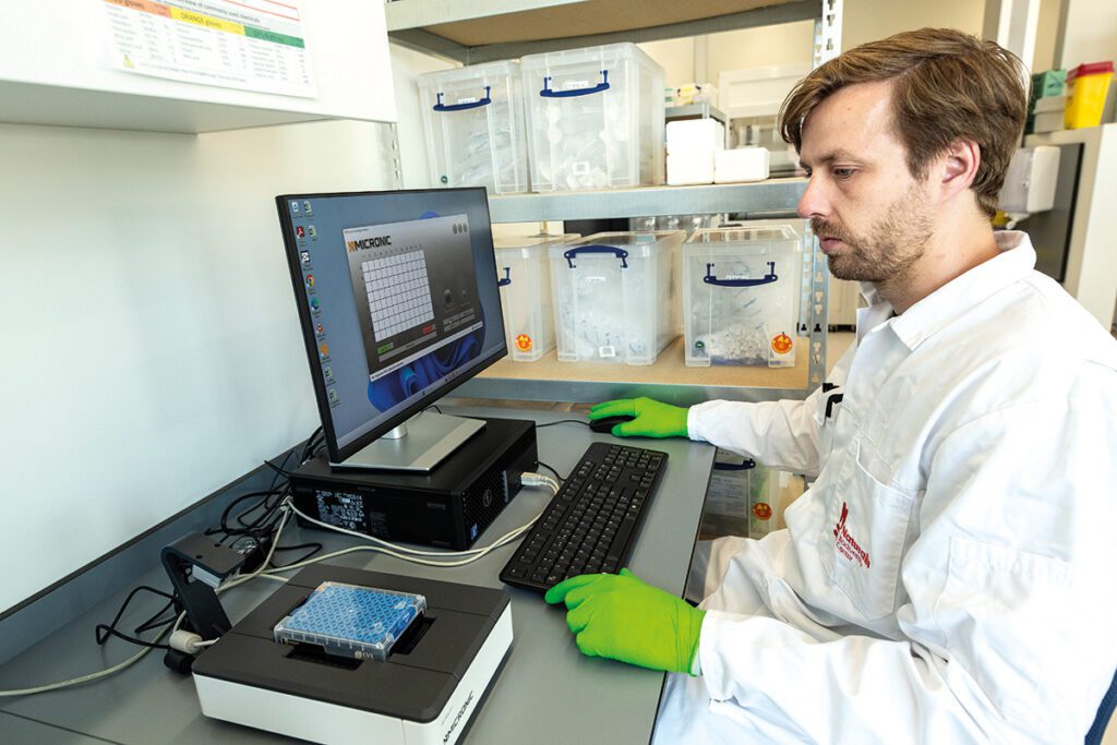 Inscannen van een 96-plaat op een Micronic-kaartlezer; alle gegevens gaan door naar iLES