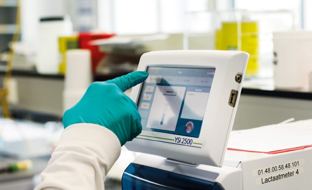 Het grafische kleurendisplay van de YSI 2500 glucose/lactaat-analyzer is zelfs leesbaar vanaf extreme hoeken