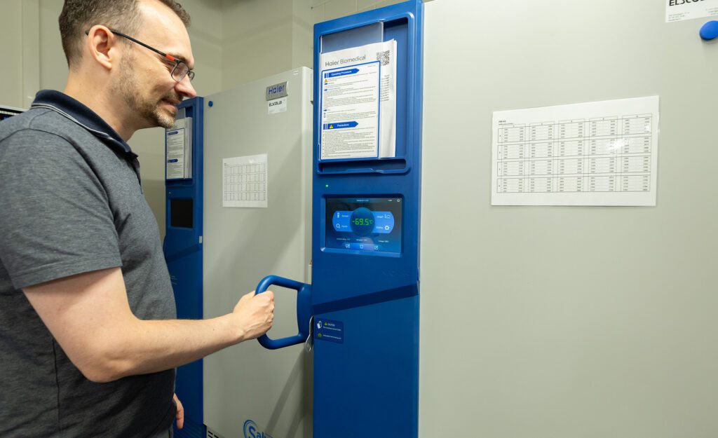 Senior onderzoeker Erik Fakkert zoekt naar een monster in de biobank van Naturalis.