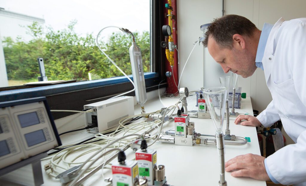 Bert Gerritsen, laboratoriummanager, doet een olfactorische test aan groen gas voor reukcontrole op basis van geur