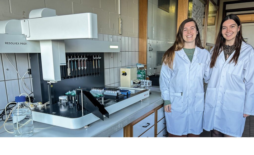 Tiffany De Troyer (links) en Kimberly De Windt (rechts), beiden promovendi bij Laboratory of Integrative Metabolomics van de Universiteit Gent