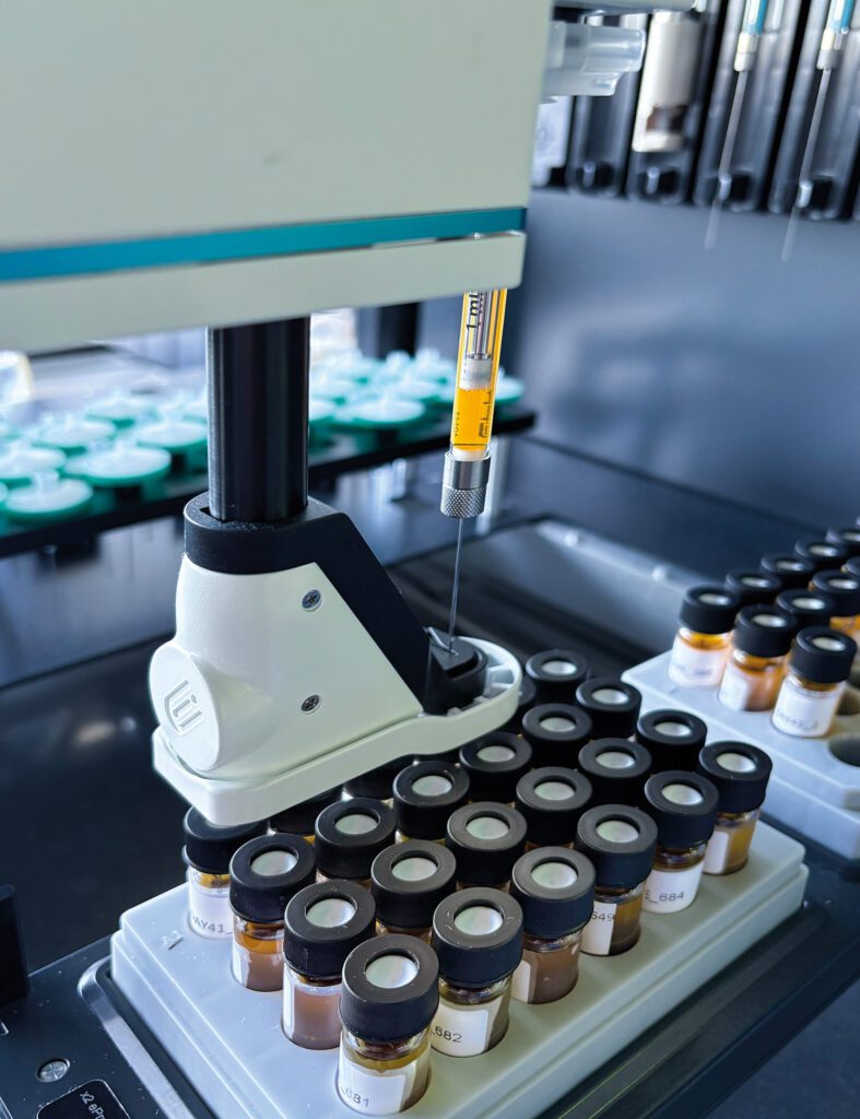 Detailfoto's van de ePrep ONE tijdens de bifasische fecale extractie voor metabolomics- en lipidomicsanalyses